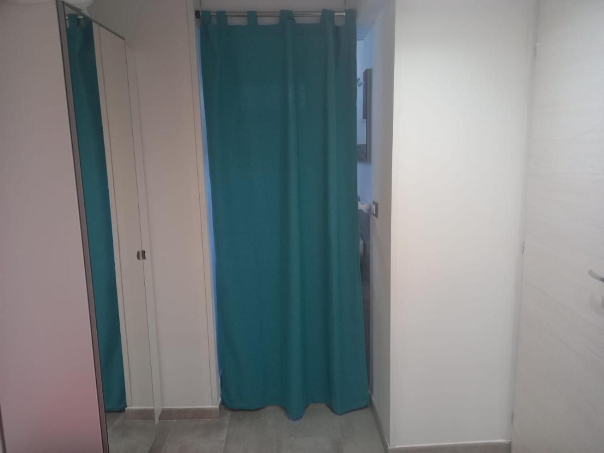 Room In Historical City Centre With Private Bathroom Catania Exterior photo