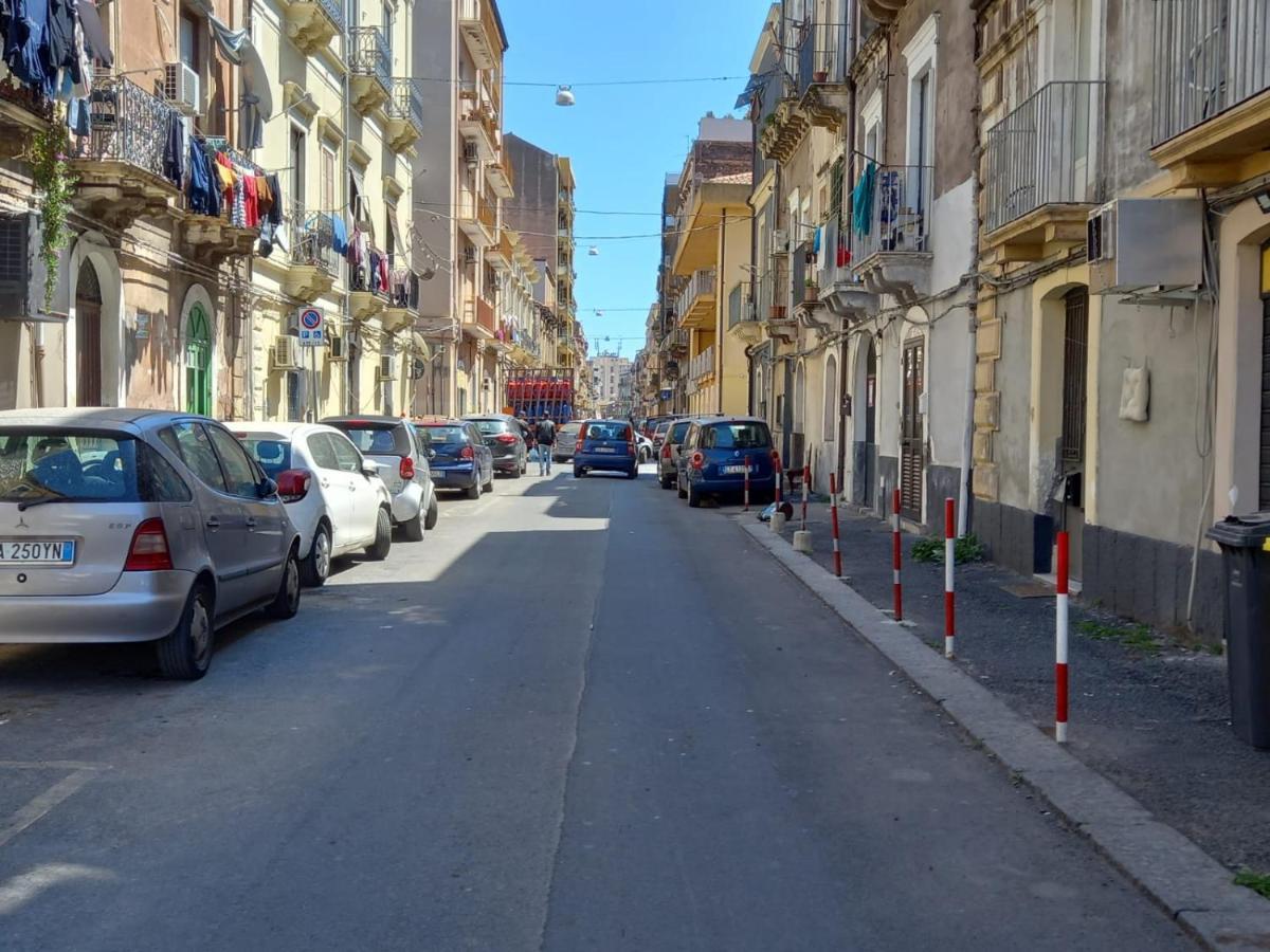 Room In Historical City Centre With Private Bathroom Catania Exterior photo